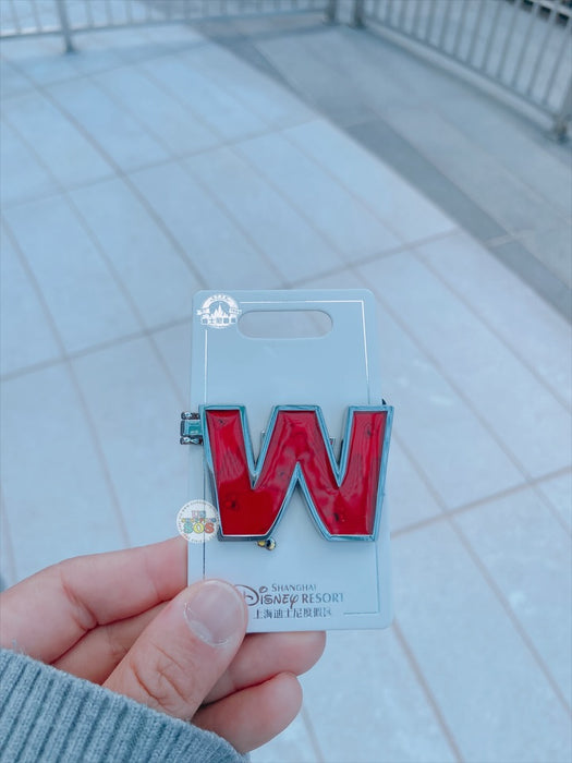 SHDL - Disney Character English Alphabet ‘W’ Winnie the Pooh Pin