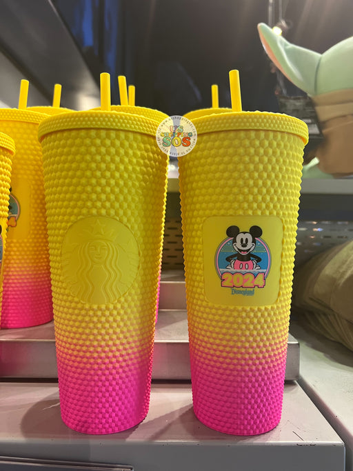 Code Word Disney on X: ‼️NEW @starbucks x @disneyland Green Geometric  (studded) Tumbler spotted by @nextstopdisney today at Disneyland's Market  House (Starbucks) off of Main Street‼️ Based on what we've been seeing