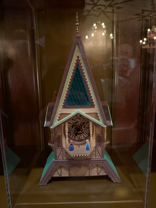DLP - 2026 World of Frozen x Elsa & Anna Wooden Clock