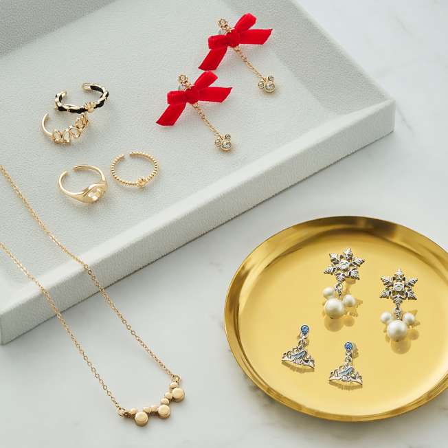 JDS - 2026 Disney Christmas x Mickey Mouse Earrings with Snowflake & Pearl Icon (Release Date: Nov 3, 2026)