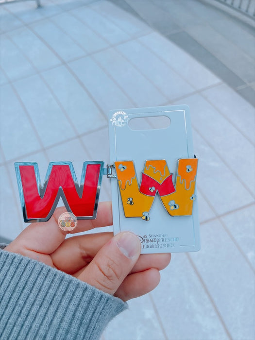 SHDL - Disney Character English Alphabet ‘W’ Winnie the Pooh Pin