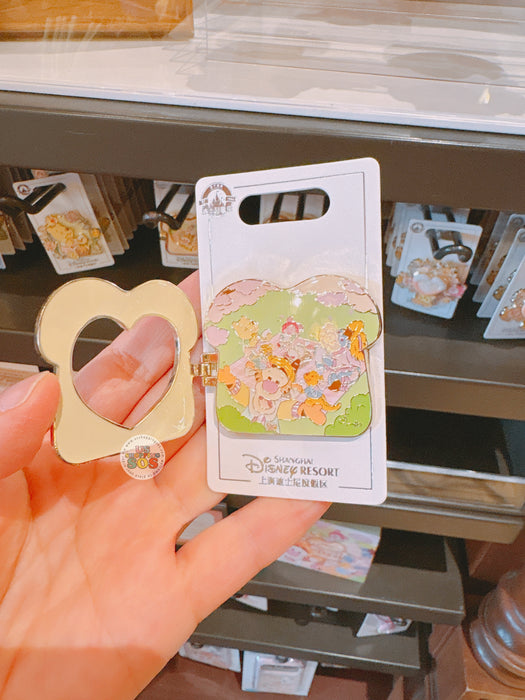 SHDL - 2026 Winnie the Pooh & Friends Spring Picnic Collection x Winnie the Pooh & Friends ‘Open & Close’ Pin Badge