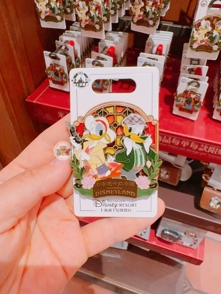 SHDL - Mickey and Friends "Modern Shanghai Collection x Donald & Daisy Duck Pin Badge