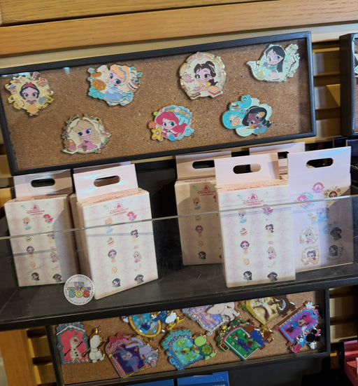 SHDL - Disney Princess ‘Big Eyes’ Mystery Pins Box