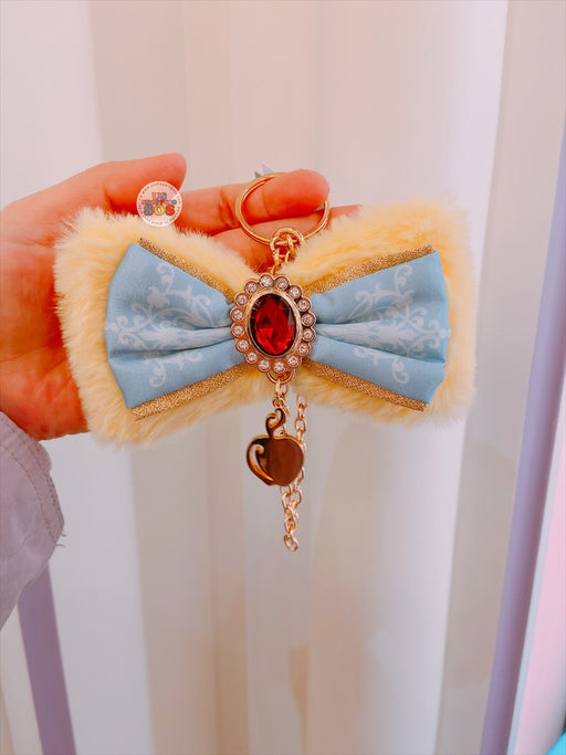 SHDL - Disney Winter Magic Cavalcade Princess Collection x Snow White Fluffy Bow Keychain