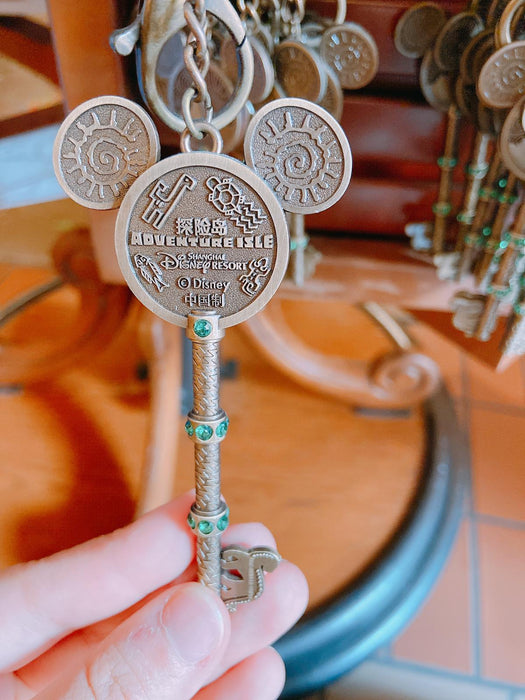 SHDL - Key Shaped Mickey Mouse Keychain x Adventure Isle