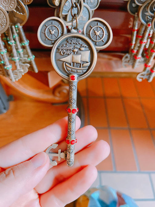 SHDL - Key Shaped Mickey Mouse Keychain x Treasure Cove