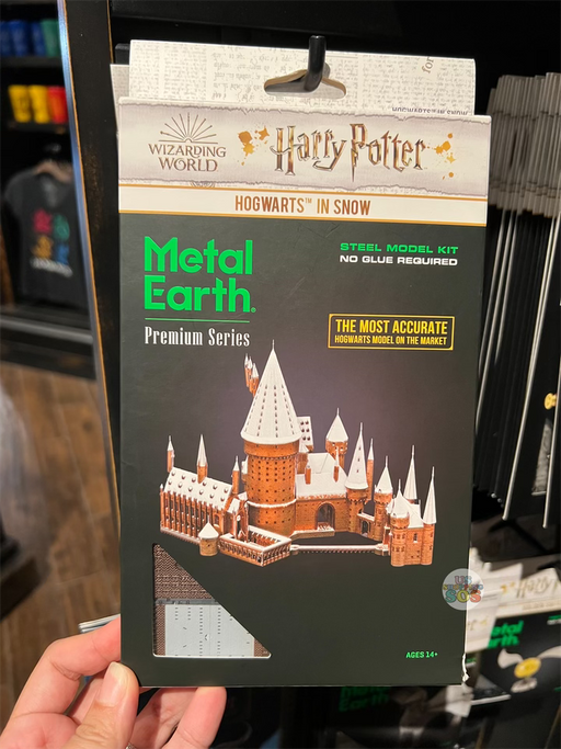 Universal Studios - The Wizarding World of Harry Potter - Metal Earth Premium Series Hogwarts in Snow 3D Metal Model Kit