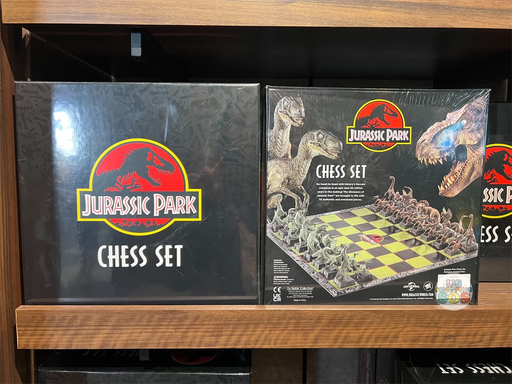 Universal Studios - Jurassic World - Chess Set